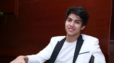 El Rumi Gandeng Pacar Di Depan Ahmad Dhani News Entertainment Fimela Com