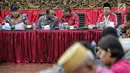 Sekjen PDIP Hasto Kristiyanto (dua kanan) berbincang saat menerima Pasukan Adat Nusantara Indonesia (PANI) di Kantor Pusat PDIP, Menteng, Jakarta, Rabu (13/2). Hasto menyatakan pihaknya terus mendorong bangkitnya kebudayaan. (Liputan6.com/Faizal Fanani)