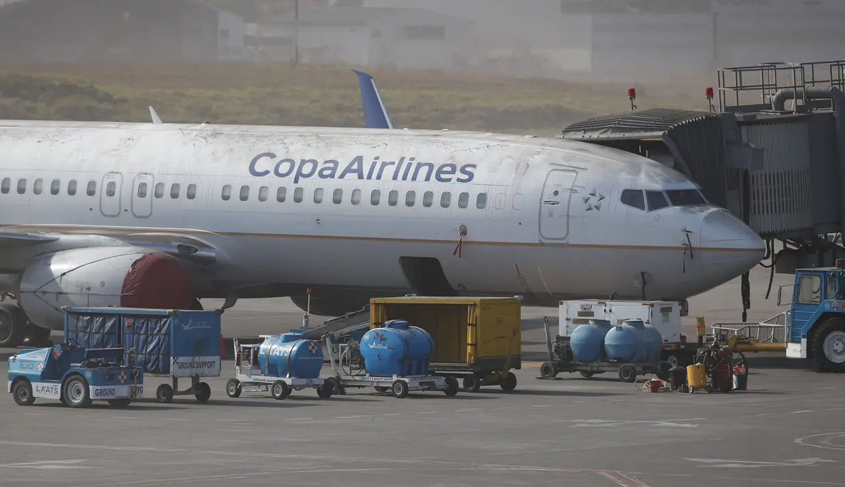 Sebuah pesawat Copa Airlines berdebu abu vulkanik di bandara internasional La Aurora yang telah ditutup akibat letusan di gunung berapi Pacaya di Guatemala City (23/3/2021). (AP Photo / Moises Castillo )