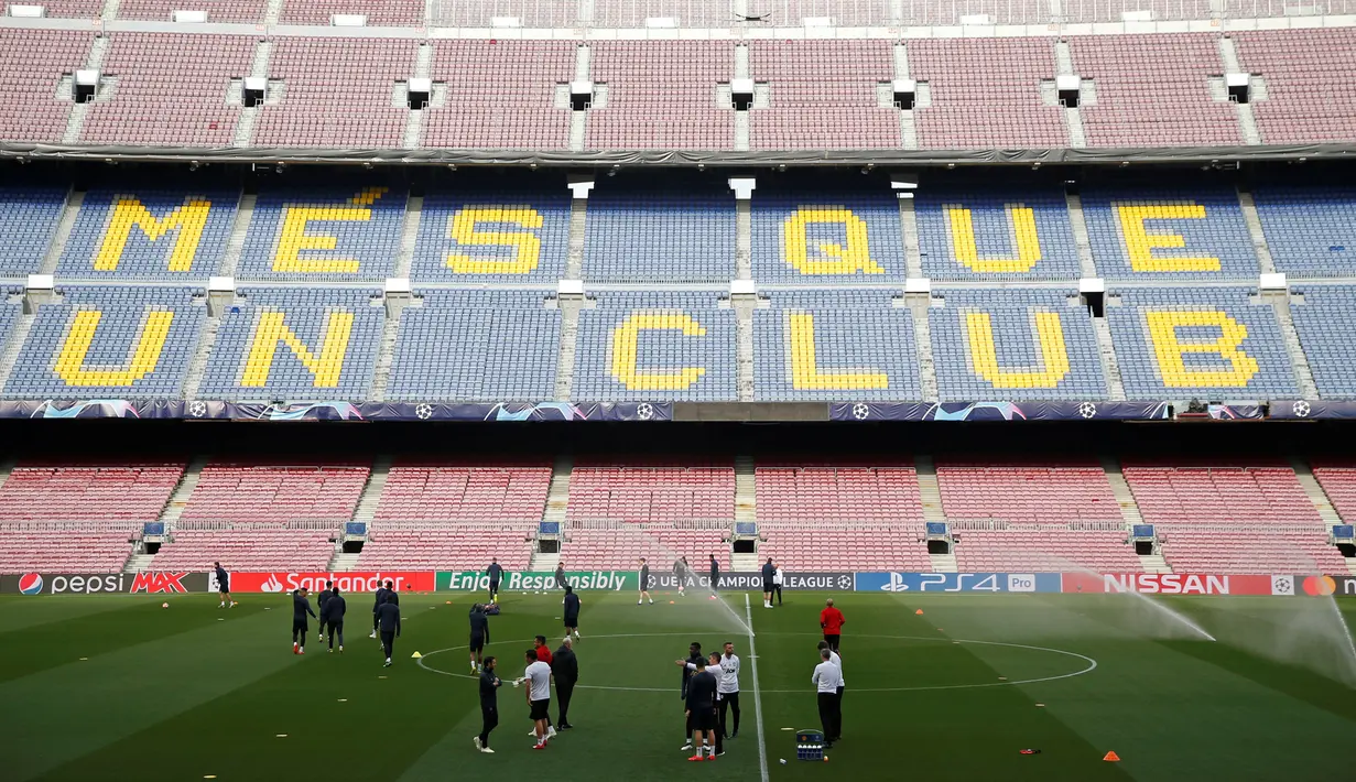 Suasana saat para pemain Manchester United (MU) berlatih bersama jelang menghadapi Barcelona pada leg kedua babak perempat final Liga Champions 2018/19 di Stadion Camp Nou, Barcelona, Senin (15/4). (Reuters/Carl Recine)