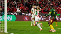 Berawal dari situasi sepak pojok yang dilesatkan oleh Achraf Hakimi, bola kemudian disundul oleh Ayoub El Kaabi. Brahim Diaz yang berada di depan gawang kemudian sedikit membelokkan bola untuk membobol gawang Kamerun. (AP Photo/Mosa'ab Elshamy)