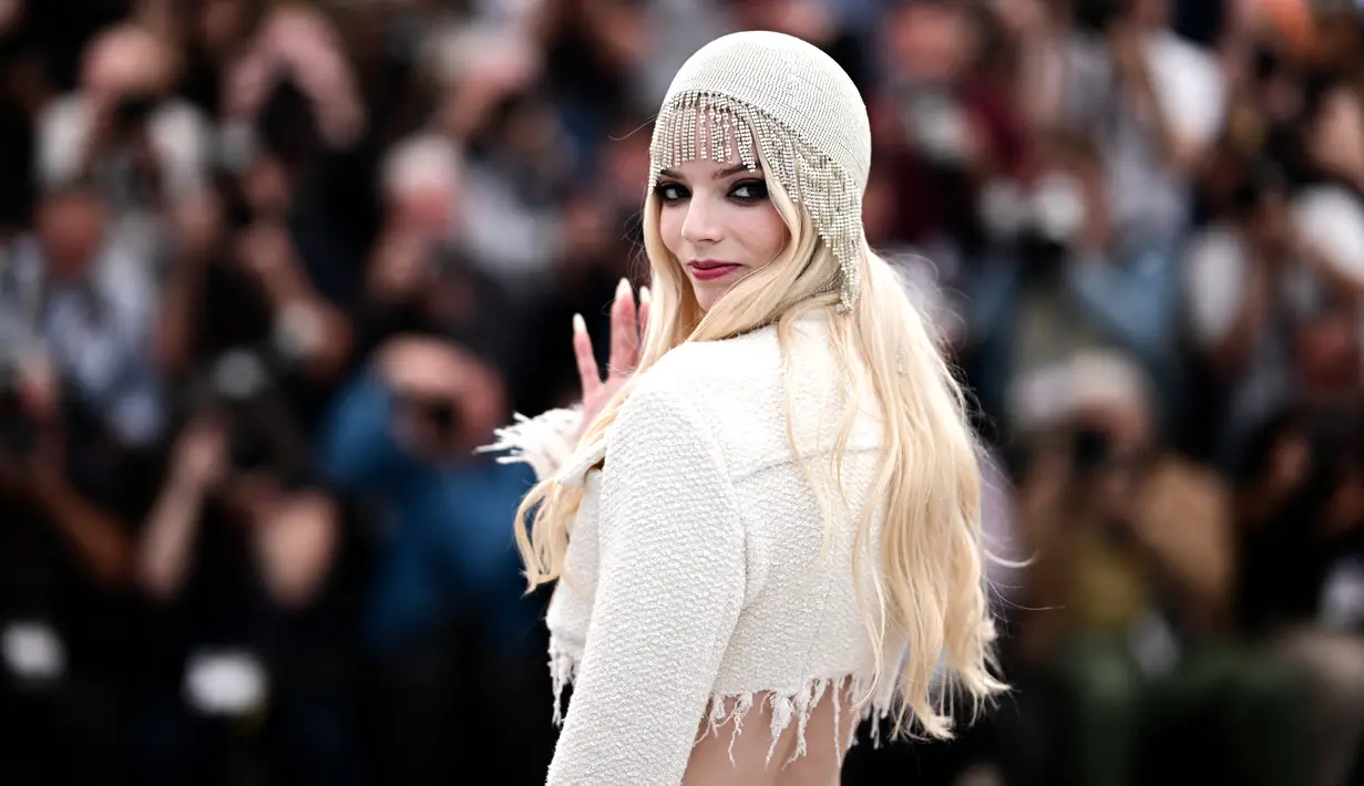 Anya Taylor-Joy menambah kesan gothic pada penampilannya dengan sapuan eyeshadow berwarna gelap serta warna bibir raspberry. (LOIC VENANCE / AFP)