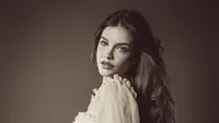 Barbara Palvin Pamer Baby Bump Lewat Lingerie Vintage Victoria's Secret