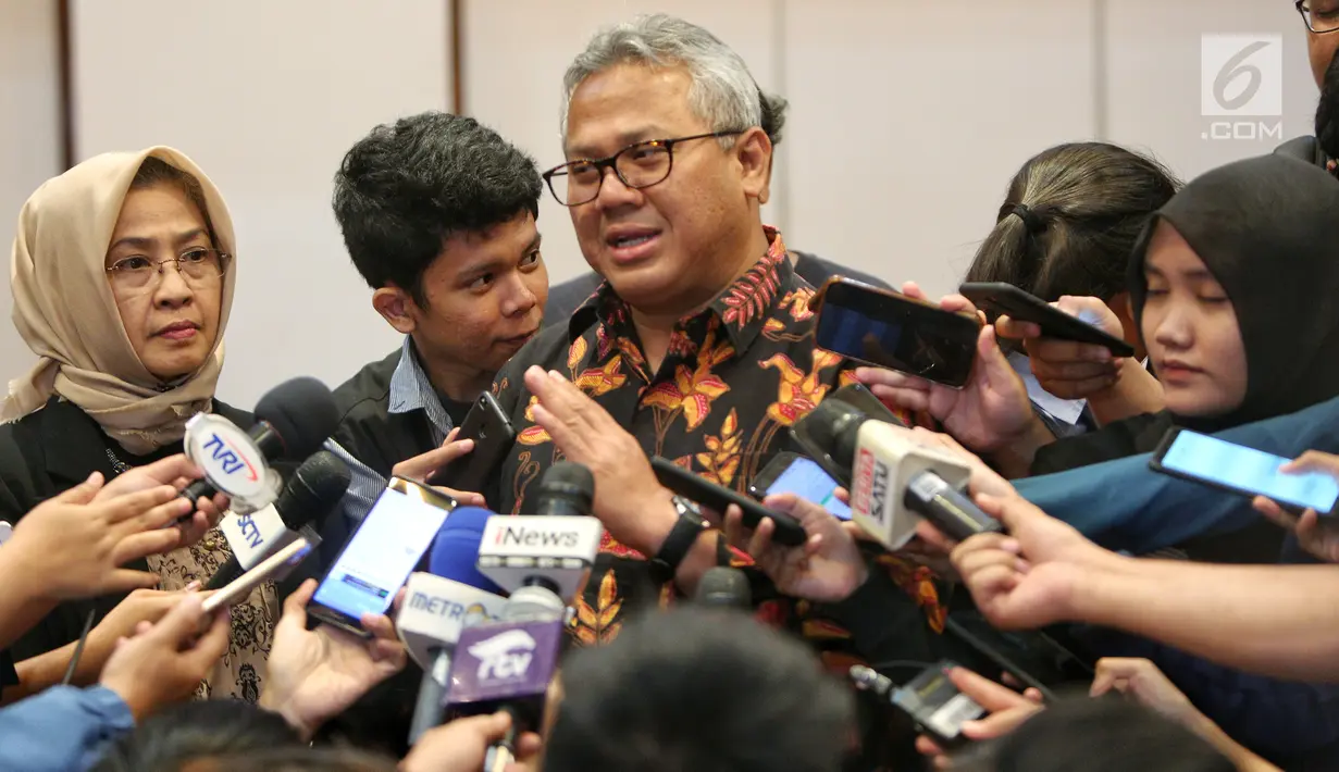 Ketua KPU Arief Budiman memberikan keterangan saat acara penandatanganan pakta integritas debat keempat Pilpres 2019 di Jakarta, Rabu (27/3). KPU bersama seluruh panelis dan moderator debat Pilpres 2019 keempat menandatangani pakta integritas. (Liputan6.com/Johan Tallo)