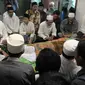 Keluarga dan kerabat almarhum mantan Imam Besar Masjid Istiqlal, Ali Mustafa Yaqub mengadakan pengajian di rumah duka di Pisangan Barat, Ciputat, Tangsel, Kamis (28/4). Ali Mustafa Yaqub wafat di usia 64 tahun karena sakit. (Liputan6.com/Helmi Afandi)