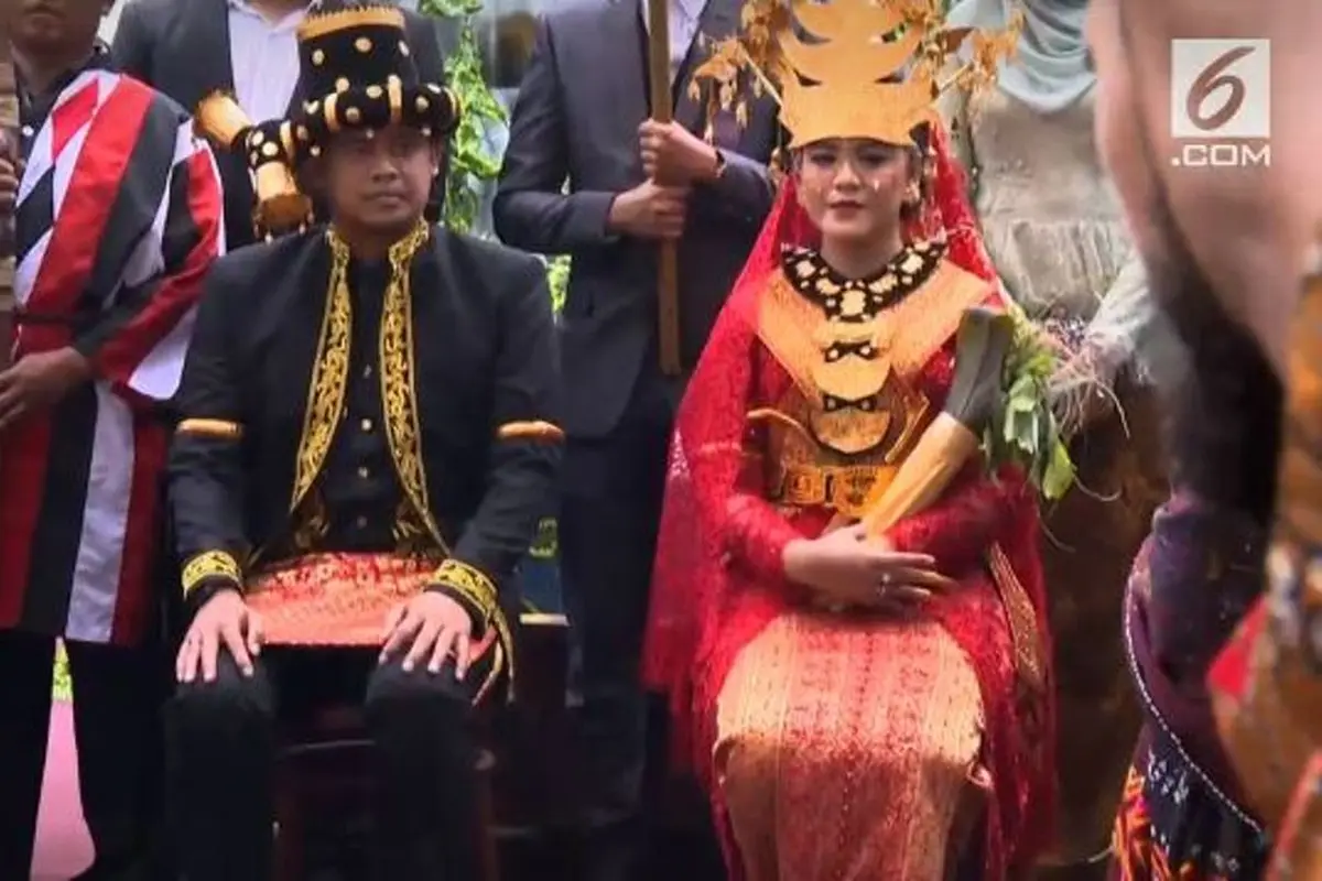 Jalani Pesta Adat, Kahiyang Tampil Cantik dengan Bulang
