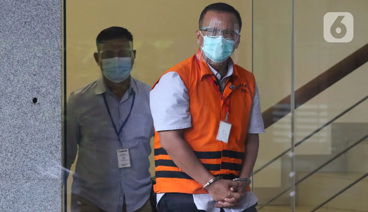 Mantan Menteri Kelautan dan Perikanan, Edhy Prabowo usai menjalani pemeriksaan lanjutan di Gedung KPK Jakarta, Senin (4/1/2021). Edhy kembali diperiksa sebagai tersangka kasus dugaan suap penetapan calon eksportir benih lobster. (Liputan6.com/Helmi Fithriansyah)