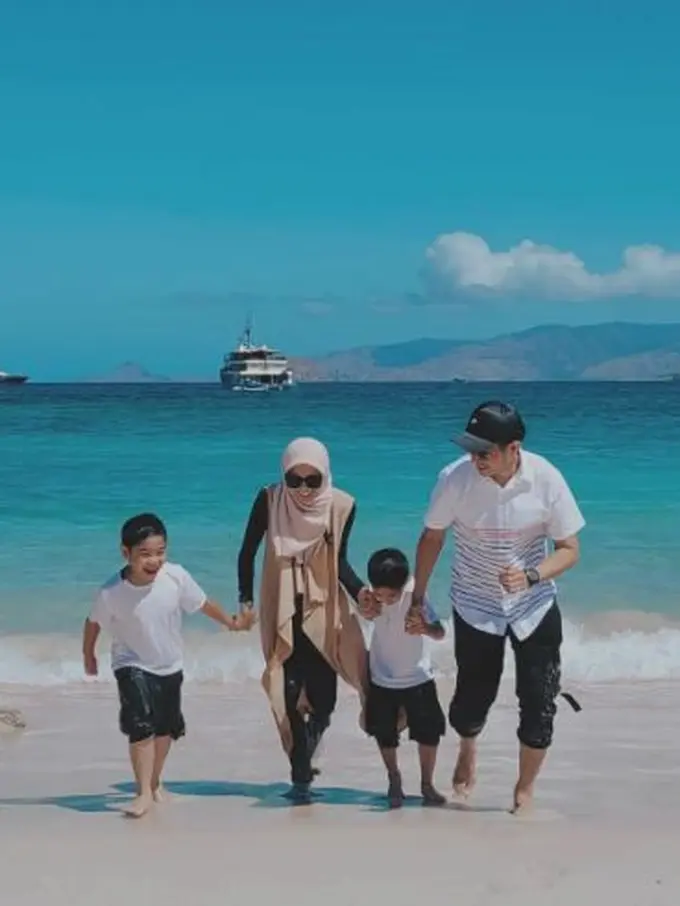 Dude Harlino dan Alyssa Soebandono beserta kedua anak (Instagram/ichasoebandono)
