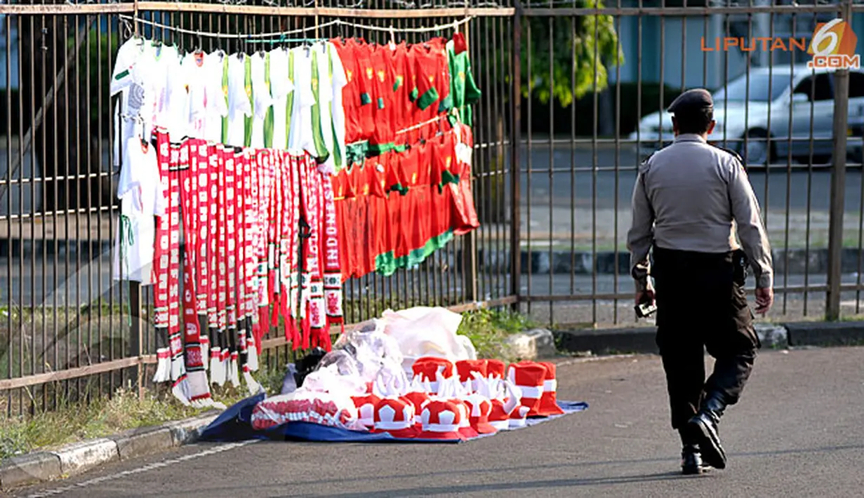 Sesekali petugas kepolisian terlihat berpatroli di seputaran Stadion GBK Jakarta (Liputan6.com/Helmi Fithriansyah).