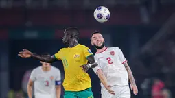 Calvin Verdonk menjadi mimpi buruk bagi Australia. Fullback 27 tahun itu, tanpa kenal lelah dan gentar, terus melakukan perlawanan sengit terhadap semua tukang gedor The Socceroos. (Bola.com/Bagaskara Lazuardi)
