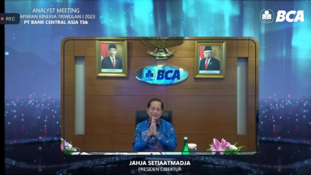 Presiden Direktur PT Bank Central Asia Tbk, Jahja Setiaatmadja, dalam konferensi Pers Paparan Kinerja Triwulan I 2023, Kamis (27/4/2023). (Tira/Liputan6.com)