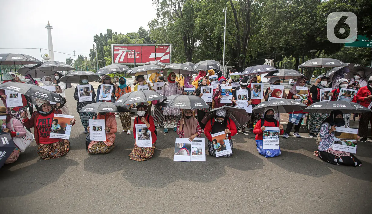 Sejumlah pekerja rumah tangga (PRT) menggelar aksi di depan Taman Aspirasi Monas, Jakarta, Rabu (21/12/2022). Aksi tersebut dilakukan untuk memperingati Hari Ibu serta meminta pemerintah untuk mengesahkan Rancangan Undang-Undang Perlindungan Pekerja Rumah Tangga (RUU PPRT). (Liputan6.com/Faizal Fanani)
