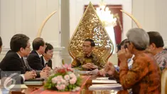Presiden Joko Widodo (tengah) mendengarkan utusan khusus Perdana Menteri Jepang Hiroto Izumi di Istana Merdeka, Jakarta, Jumat (10/7/2015). Pertemuan membahas hubungan bilateral dan kerjasama ekonomi antara kedua negara. (Liputan6.com/Faizal Fanani)