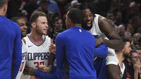 Blake Griffin Dipeluk rekan-rekannya usai menangkan Clippers atas Blazers (AP)