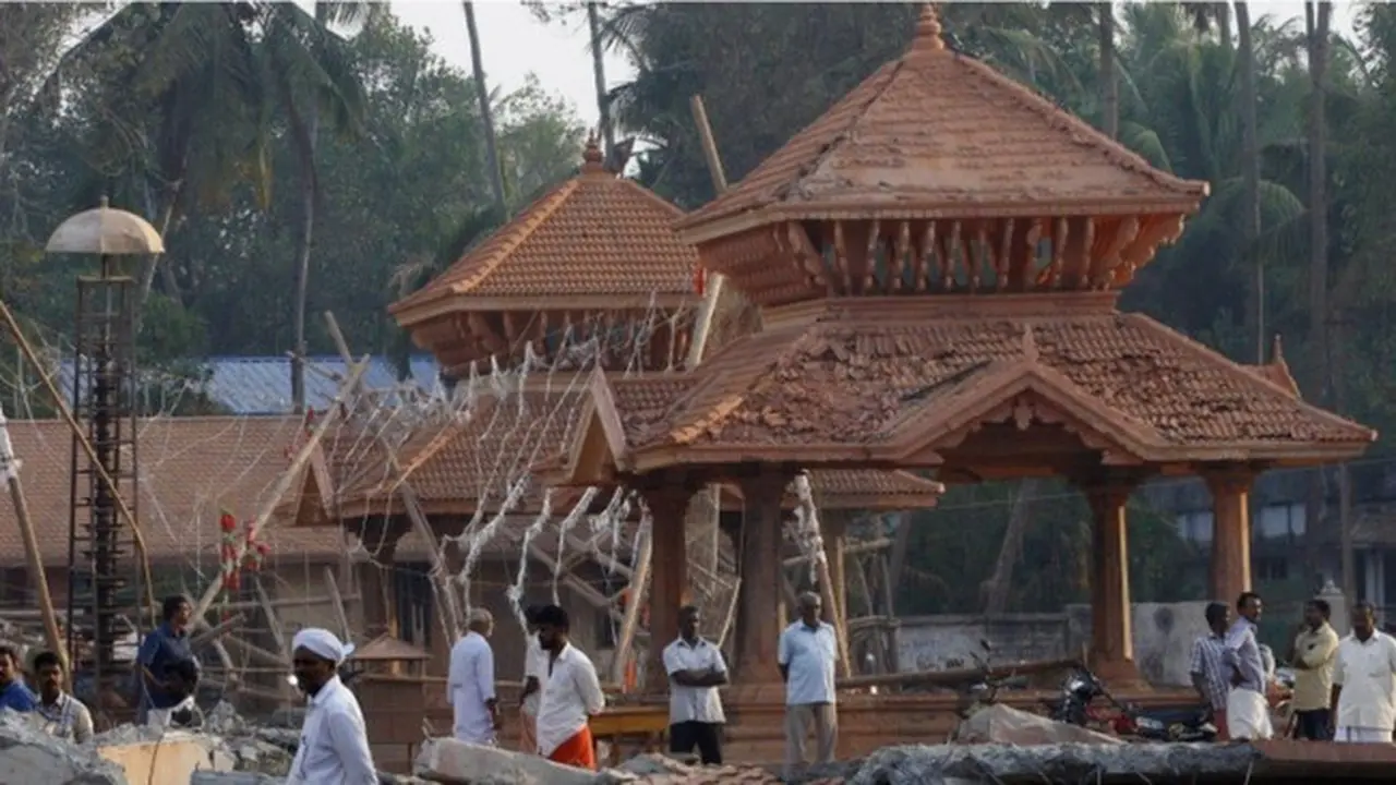 Terjadi kebakaran di Kuil Puttingal di Paravur, Kollam, Kerala, India pada 10 April 2016. (AP)