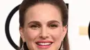 Senyum aktris Natalie Portman di karpet merah acara penghargaan Golden Globe Awards 2017 di California, AS, Minggu (8/1). Rambut bergaya sasak dan anting besar mempertegas tampilan retro nan elegan sang aktris. (Jordan Strauss/Invision/AP)