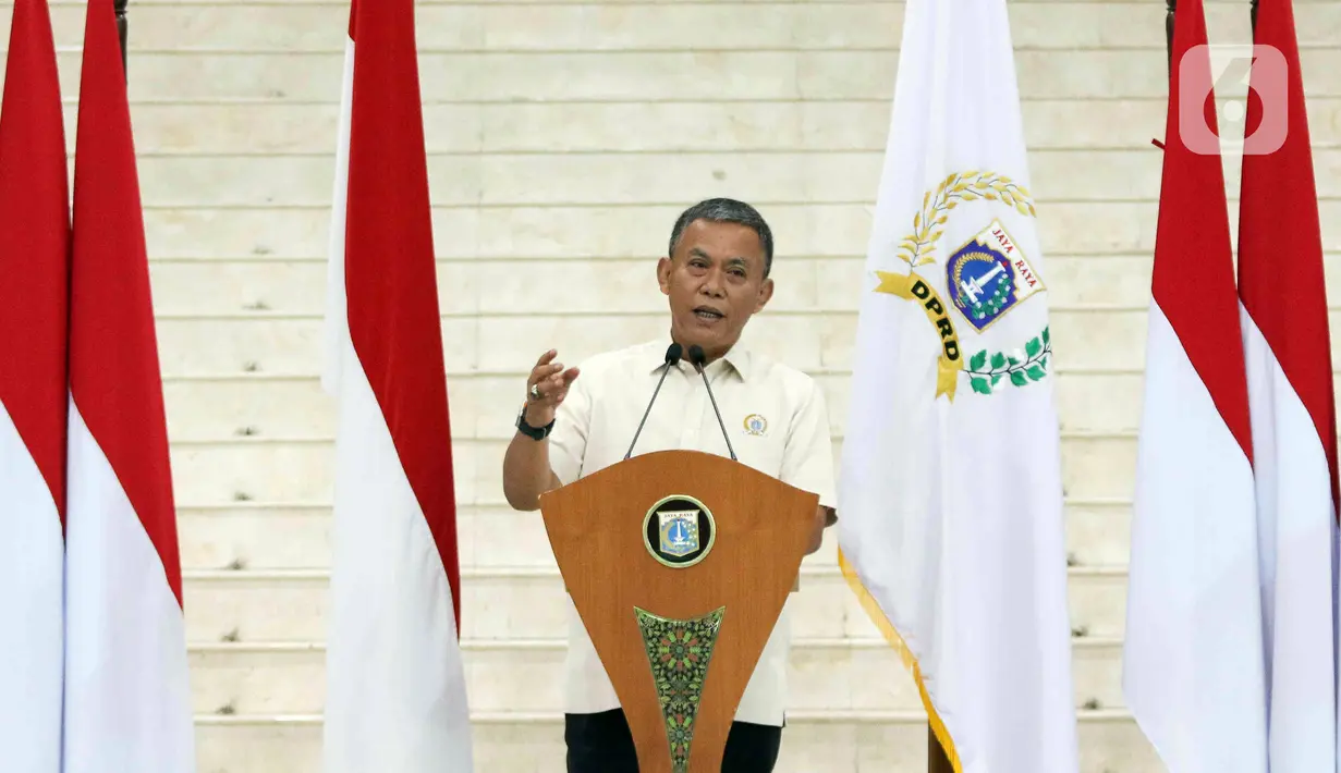"Periode besok (saat pemilihan umum/Pemilu 2024), saya maju ke DPR RI (dari) Dapil Jakarta Selatan, Jakarta Pusat, luar negeri," ungkap Prasetyo Edi di area Gedung DPRD DKI, Rabu (3/5/2023). (Liputan6.com/Herman Zakharia)