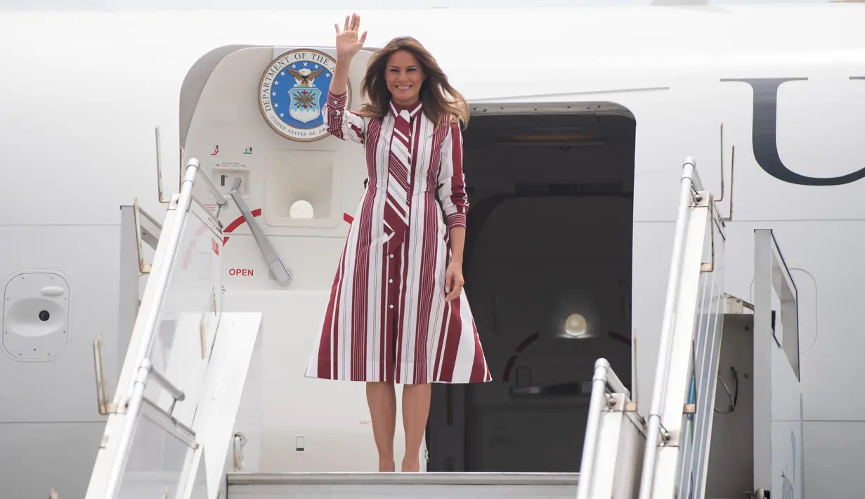 Ibu Negara Amerika Serikat, Melania Trump melambaikan tangan sebelum turun dari pesawat setibanya di Bandara Internasional Kotoka, Accra, Selasa (2/10). Melania Trump mengawali tur internasional solo perdananya dengan mengunjungi Ghana. (AFP/SAUL LOEB)