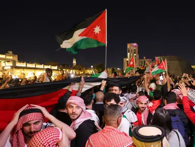 Suporter Yordania merayakan kemenangan tim mereka atas Korea Selatan pada semifinal Piala Asia 2023 di Stadion Ahmad Bin Ali di Al-Rayyan, Doha, pada 6 Februari 2024. (Giuseppe CACACE/AFP)