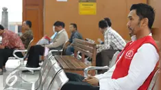 Terdakwa Restu Sinaga saat menunggu sidang dengan agenda tuntutan jaksa penuntut umum di Pengadilan Jakarta Selatan, Rabu (9/11). Sidang Restu Sinaga dengan agenda tuntutan jaksa penuntut umum ditunda sampai minggu depan. (Liputan6.com/Herman Zakharia)