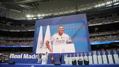 Real Madrid resmi memperkenalkan Kylian Mbappe sebagai pemain anyar di Stadion Santiago Bernabeu, Selasa (16/7/2024). (AP Photo/Andrea Comas)