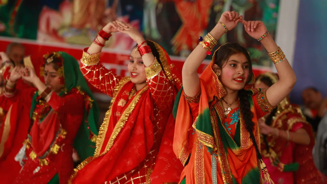 Rayakan Festival Lohri, Gadis Cantik India Menari di Api Unggun