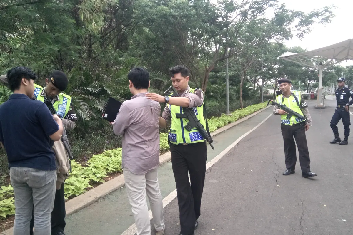 20160114-ledakan-tangerang-mal jaga ketat