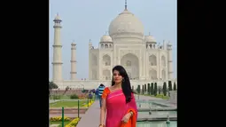 Di akun Instagramnya, Farah Quinn memposting foto-foto liburannya saat di Taj Mahal. (instagram.com/farahquinnofficial)