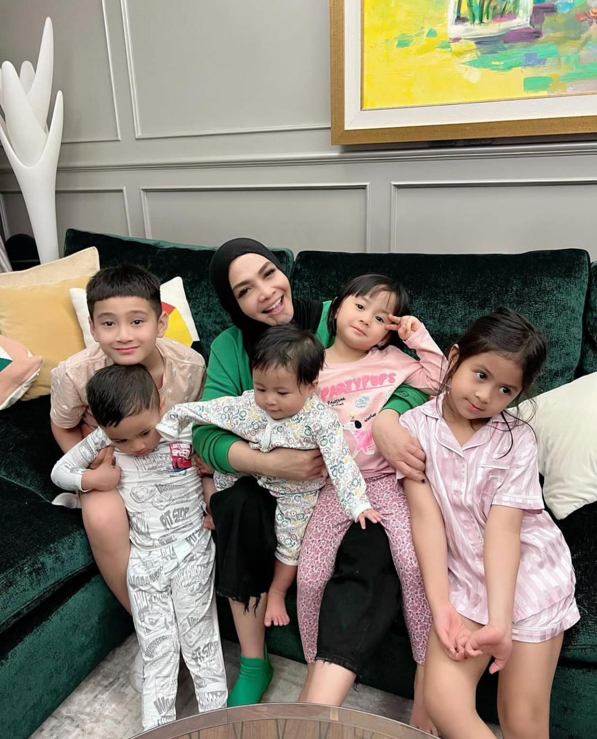 5 Potret Momen Seru Kebersamaan Rieta Amilia dan Lima Cucunya, Begini Kekompakannya!