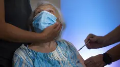 Blossom Koppelman (86) mendapatkan suntikan dosis ketiga vaksin COVID-19 Pfizer-BioNTech di panti jompo swasta, di Netanya, Israel, Minggu (1/8/2021). Israel pada 29 Juli 2021 memulai kampanye dosis vaksin Covid-19 ketiga untuk warga berusia 60 tahun ke atas. (AP Photo/Oded Balilty)