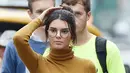 Si cantik Kendall Jenner terlihat mengenakan kaos rajut lengan panjang yang dipadukan dengan celana putih dengan kancing kuno saat menikmati jalanan kota New York, 10 September 2015. (Dailymail)