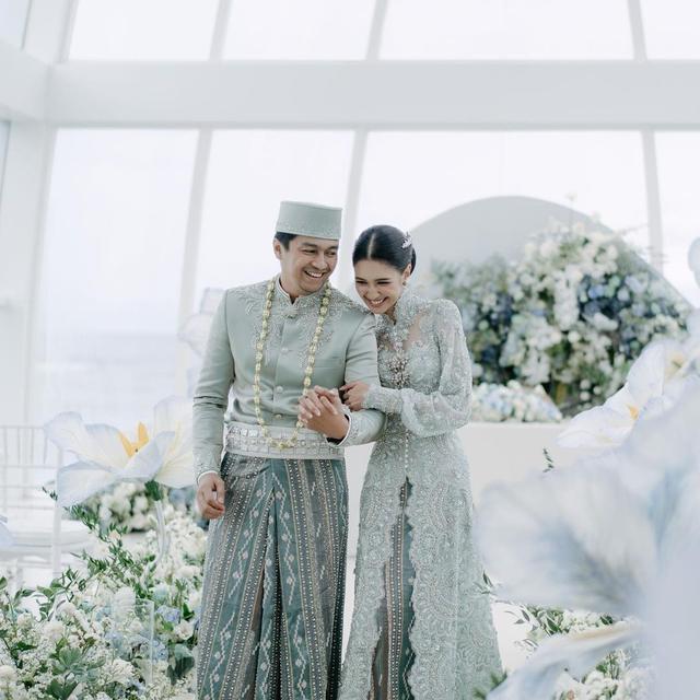 Menikahi Sahabat Sendiri, Ini 6 Potret Pernikahan Mikha Tambayong dan Deva Mahenra