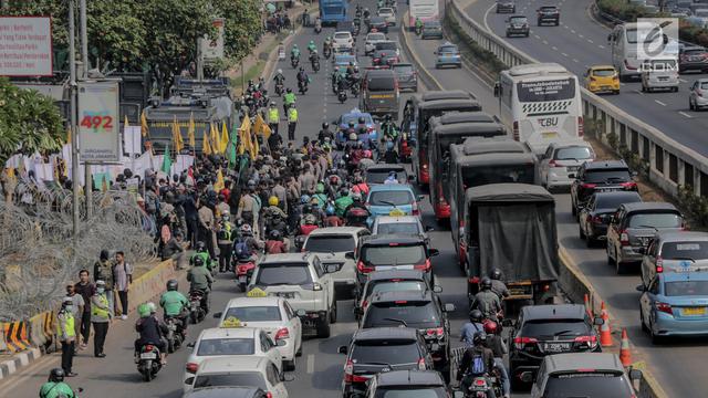Ada Demo, Lalu Lintas di Depan DPR Macet