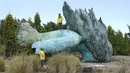 Pekerja dari Kementerian Pekerjaan Umum menghancurkan monumen Rekonsiliasi, yang dibangun untuk mengenang perjanjian perdamaian yang mengakhiri perang saudara El Salvador, di San Salvador, Rabu (3/1/2024). (Marvin RECINOS / AFP)