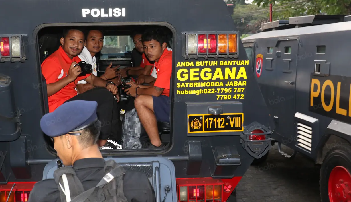 Pemain dan Official Persija saat berada didalam kendaraan taktis milik Sabhara, Kepolisian Jawa Barat di Bandung, Sabtu (16/7/2016). (Bola.com/Nicklas Hanoatubun)