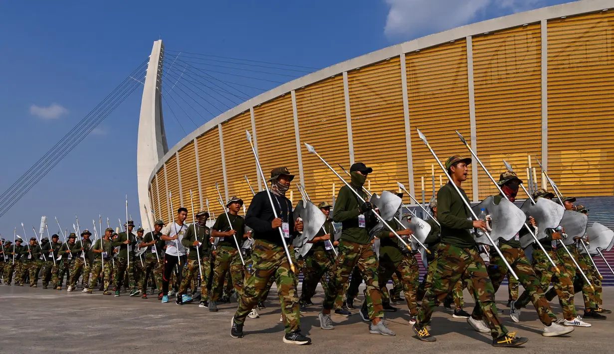 Personel militer berjalan di luar Stadion Nasional Morodok Techo menjelang Pesta Olahraga Asia Tenggara (SEA Games) ke-32 di Phnom Penh pada tanggal 4 Mei 2023. (Tang Chhin Sothy/AFP)