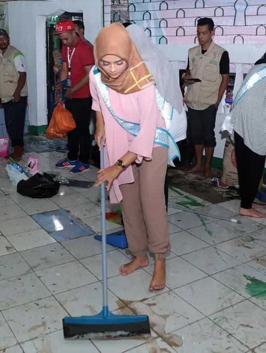 Salah satu finalis bernama Ajeng Vidia menceritakan kegiatan saat itu, di mana para finalis diminta untuk terjun ke masyarakat dan melakukan aksi bersih-bersih di musolah. (Deki Prayoga/Bintang.com)