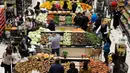 Orang-orang berbelanja di sebuah supermarket ketika yang lain mulai menimbun persediaan di Beirut, Lebanon, Rabu (11/3/2020). Total ada 61 orang yang dinyatakan positif virus Corona COVID-19 di Lebanon dimana pasien pertama sudah dinyatakan sembuh dan terbebas dari virus itu. (AP/Hussein Malla)