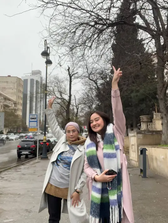 Dalam momen kebersamaannya ini Salsha bersama ibundanya yang bernama Helen banyak abadikan momen kebersamaannya. Apalagi Azerbaijan menjadi salah satu negara yang cukup jarang dikunjungi untuk wisata para selebriti sehingga sedikit menggugah rasa penasaran. (Liputan6.com/IG/@salshabillaadr)