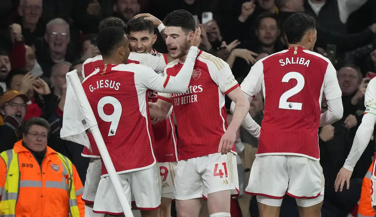 Arsenal kembali ke posisi puncak klasemen sementara Premier League 2023/2024 berkat kemenangan tipis 2-1 atas Brentford pada laga pekan ke-28 di Emirates Stadium, London, Sabtu (9/3/2024). Dua gol The Gunners dihasilkan oleh Declan Rice (19') dan Kai Havertz (86'), sementara satu-satunya gol Brentford dicetak Yoane Wissa pada masa injury time babak pertama. Dengan koleksi 64 poin, sudah cukup bagi Arsenal untuk mengkudeta posisi puncak dari Liverpool yang belum bermain dengan koleksi 63 poin. (AP Photo/Frank Augstein)