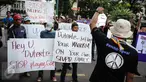Massa dari Persaudaraan Korban Napza Indonesia menggelar aksi simpatik di depan Kedubes Filipina, Jakarta, Selasa (11/10). Mereka mengecam sikap Presiden Filipina, Duterte yang main hakim sendiri terhadap pengguna narkoba. (Liputan6.com/Faizal Fanani)