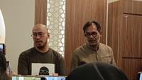 Komika Pandji Pragiwaksono dan pengacara Haris Azhar. (Liputan6.com/Rifqy Alief Abiyya)