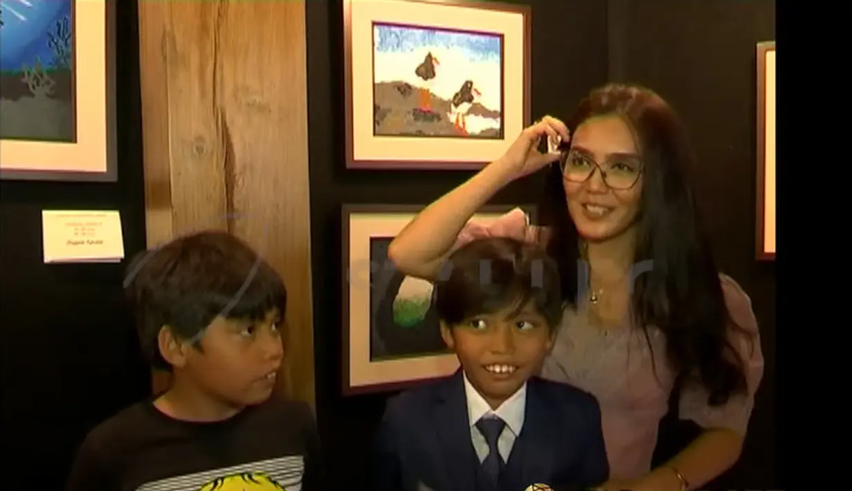 Rieke Diah Pitaloka juga dekat dengan ketiga anaknya. Hal itu terlihat dari beberapa potret yang dibagikan. Potret Rieke mendampingi anak-anak yang menggelar pameran lukisan. [Youtube/STARPRO Indonesia]