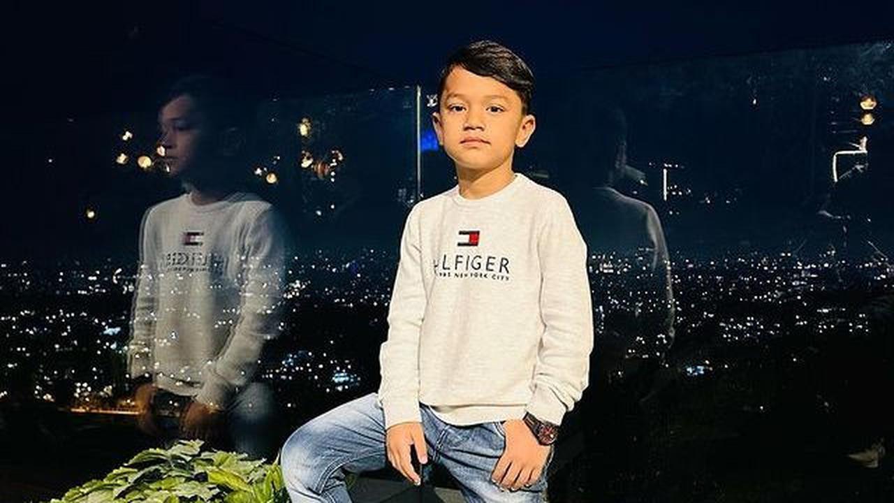 Inilah sosok Nawid Yosufi, tiktoker cilik yang belakangan ini tengah viral. Bukan tanpa alasan, anak ini viral karena kontennya yang mengajak ngobrol orang-orang random yang ia temui di mana saja dengan Bahasa Inggris.