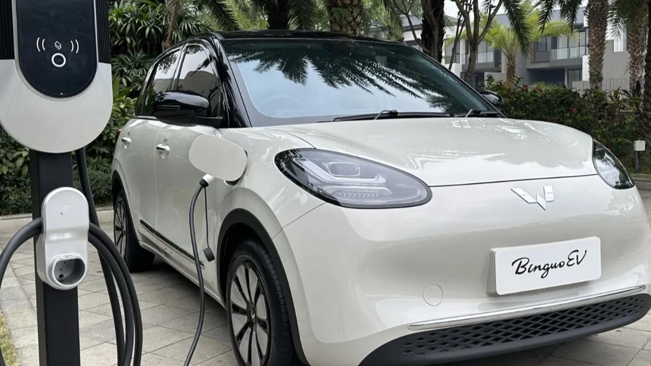 Wuling berikan benefit lain periode pre-book: gratis AC Charging Device 7,7 kW, gratis biaya perawatan berkala 5 tahun/50.000 km, vocer listrik periode dua tahun, dan aksesoris storage box, kaca film, dan karpet. Total benefit tersebut senilai Rp 47 juta.