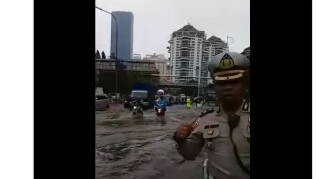 Genangan Air di Depan Mal Citraland