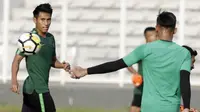 Pemain Timnas Indonesia U-22, Hanif Sjahbandi, saat latihan di Stadion Madya, Senayan, Jakarta, Senin (4/3). Latihan tersebut untuk persiapan kualifikasi Piala AFC U-23. (Bola.com/M Iqbal Ichsan)