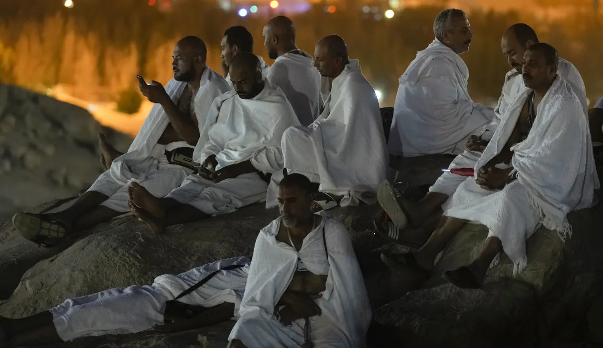 Jemaah haji berdoa di Jabal Rahmah, Padang Arafah, dekat Kota Suci Mekkah, Arab Saudi, 8 Juli 2022. (AP Photo/Amr Nabil)