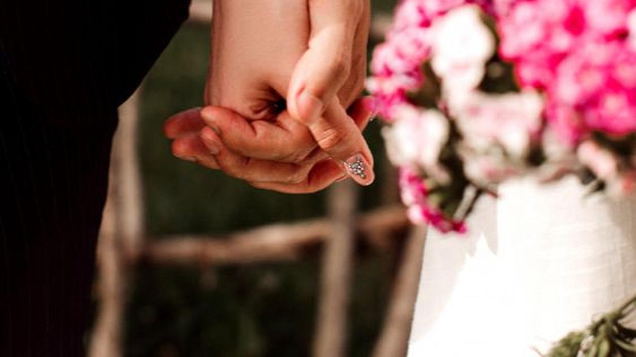 Ucapan happy wedding juga bisa menjadi kenangan yang indah bagi pasangan yang baru menikah, karena mereka akan merasakan kehangatan dan kebahagiaan dari ucapan-ucapan tersebut.<br><br>Selain itu, ucapan happy wedding juga bisa menjadi sarana untuk berbagi