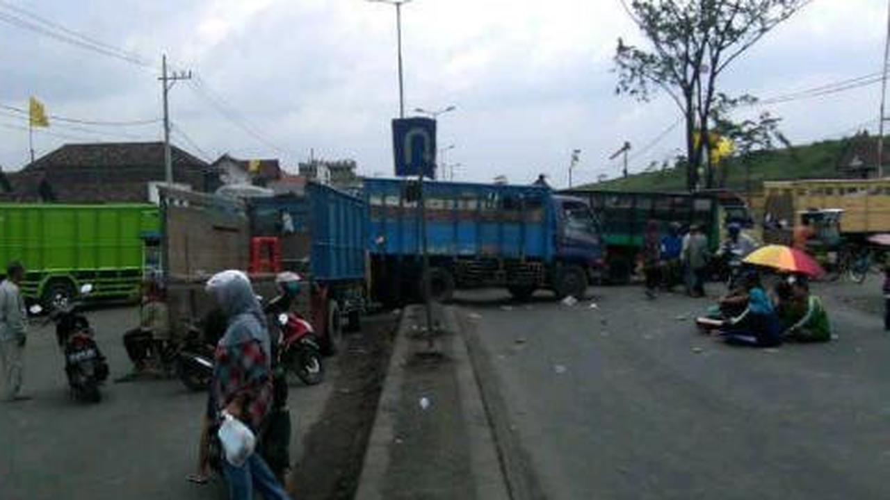 Korban lumpur lapindo blokir rel kereta api Porong